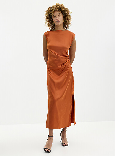 La robe satin drap&eacute; &agrave; fente lat&eacute;rale