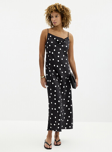 La robe satin&eacute;e &agrave; pois col b&eacute;nitier