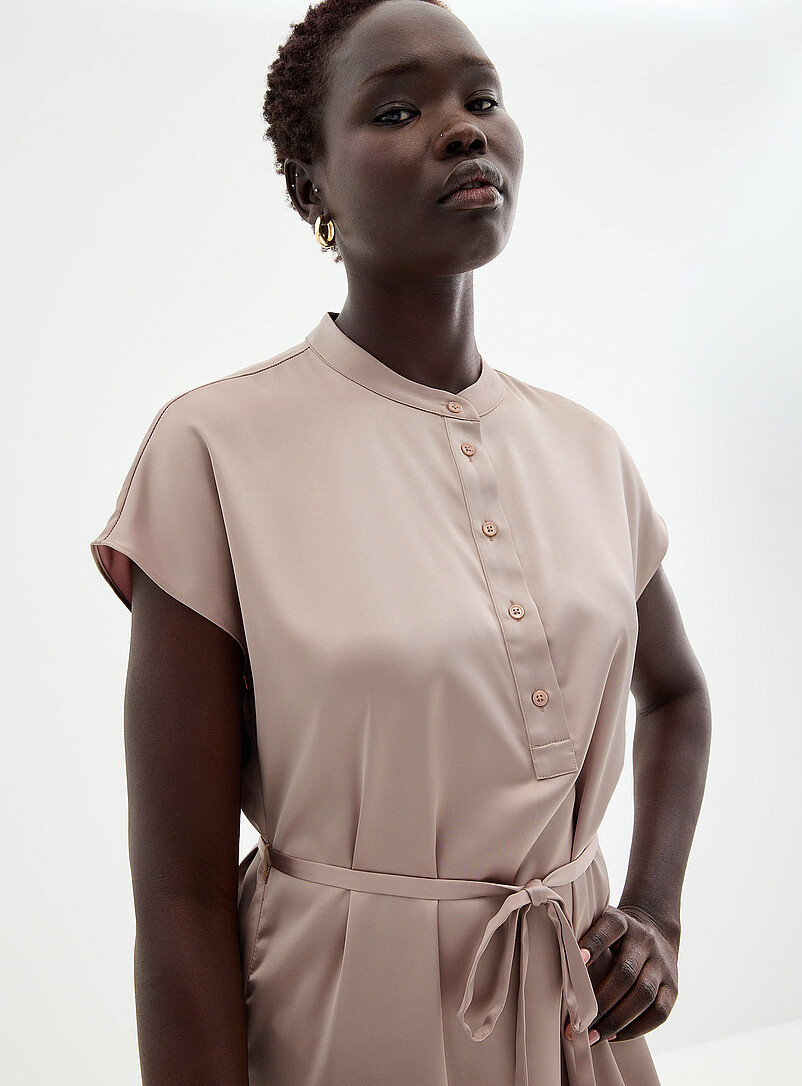 Contemporaine: La robe satin&eacute;e col officier &agrave; mancherons Ivoire - Beige cr&egrave;me pour femme