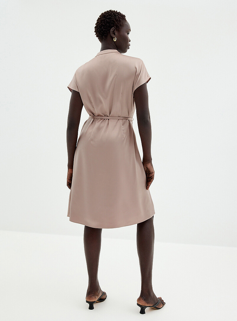 Contemporaine: La robe satin&eacute;e col officier &agrave; mancherons Ivoire - Beige cr&egrave;me pour femme