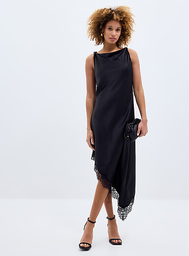 La robe satin&eacute;e asym&eacute;trique bordure dentelle