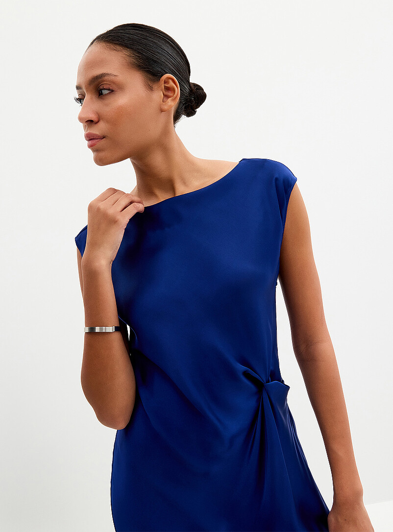 Contemporaine: La robe satin&eacute;e taille torsad&eacute;e Raisin - Pourpre fonc&eacute; pour femme