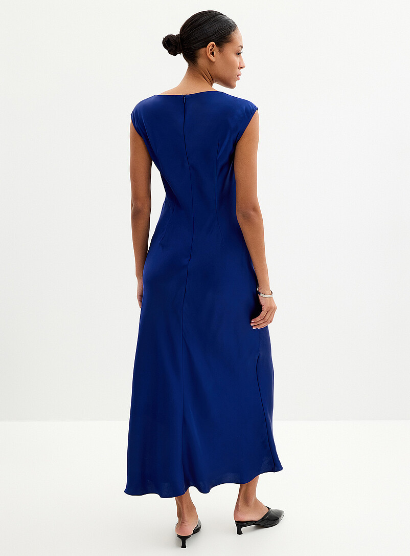 Contemporaine: La robe satin&eacute;e taille torsad&eacute;e Raisin - Pourpre fonc&eacute; pour femme
