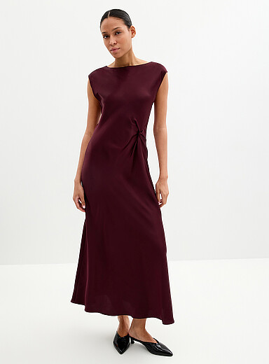 Contemporaine: La robe satin&eacute;e taille torsad&eacute;e Raisin - Pourpre fonc&eacute; pour femme