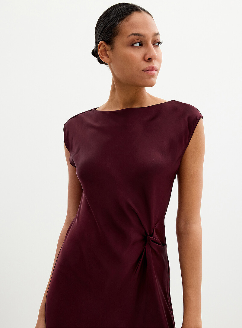 Contemporaine: La robe satin&eacute;e taille torsad&eacute;e Raisin - Pourpre fonc&eacute; pour femme
