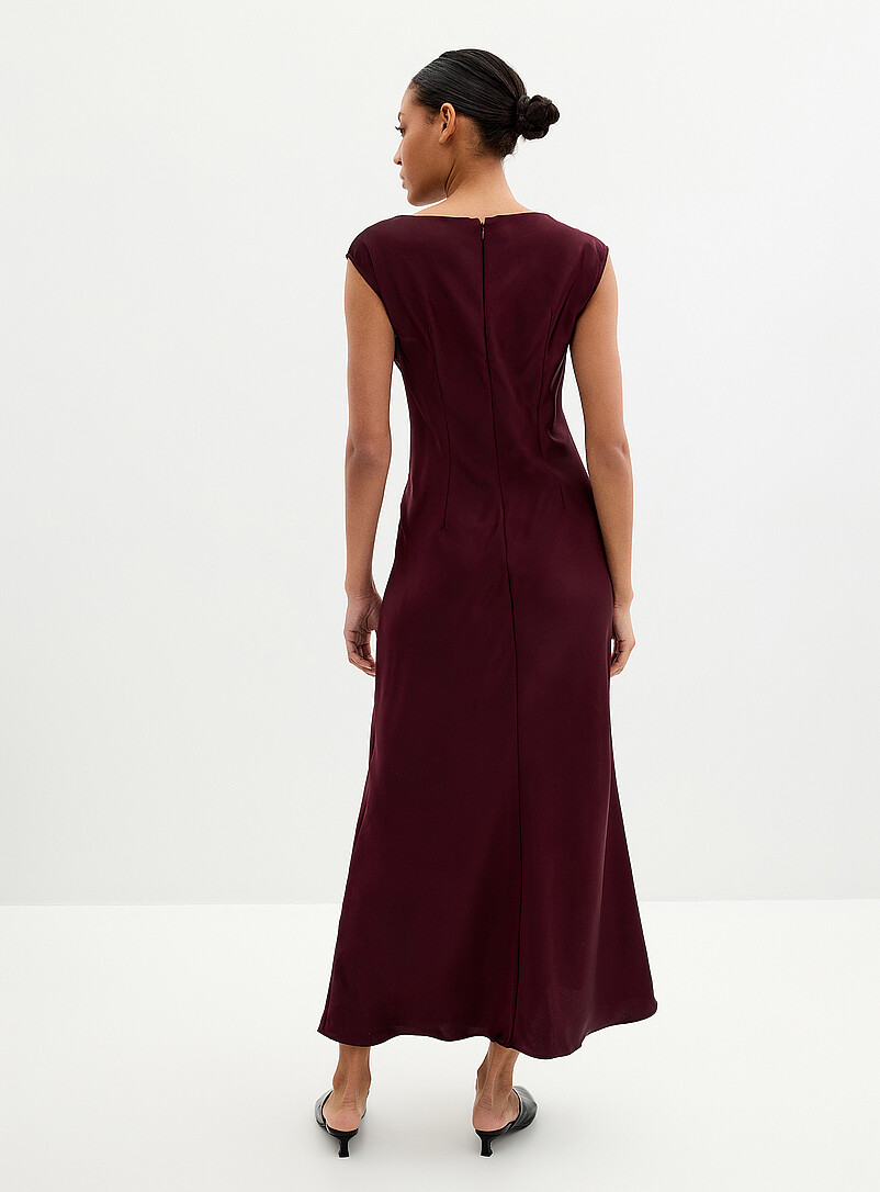 Contemporaine: La robe satin&eacute;e taille torsad&eacute;e Raisin - Pourpre fonc&eacute; pour femme