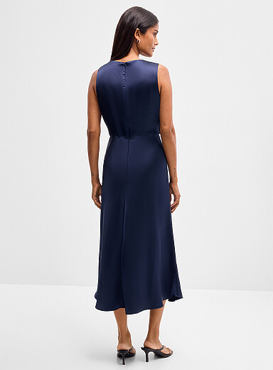 La robe satin&eacute;e col drap&eacute;