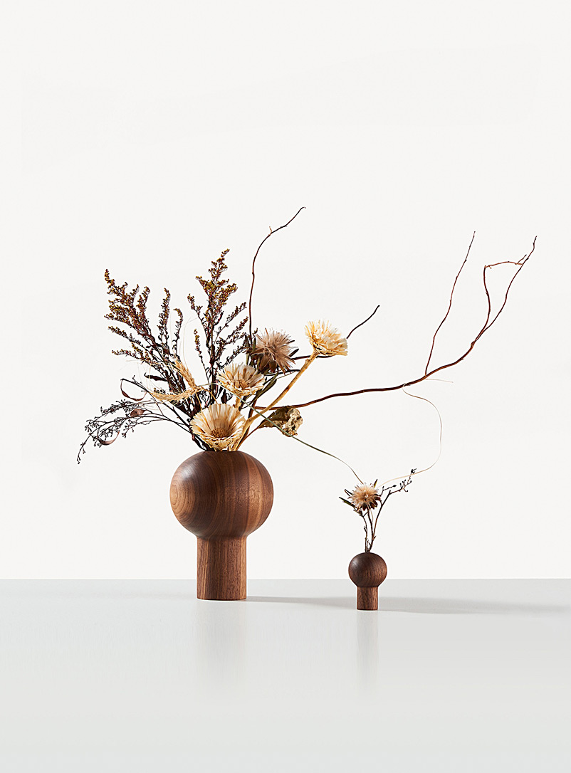 Coolican & Company: Le vase en bois sculpté Dora 3 formats offerts Brun foncé