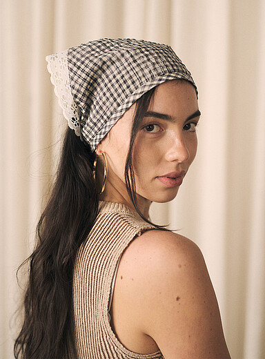 Pepper checkered triangular scarf