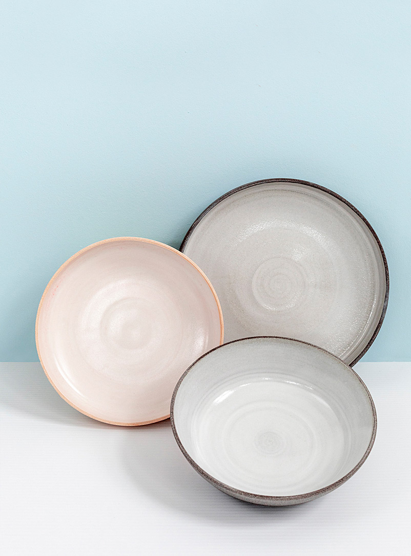Maison Bélanger: Le trio d'assiettes céramique à hauts bords couleurs mixtes Assorti