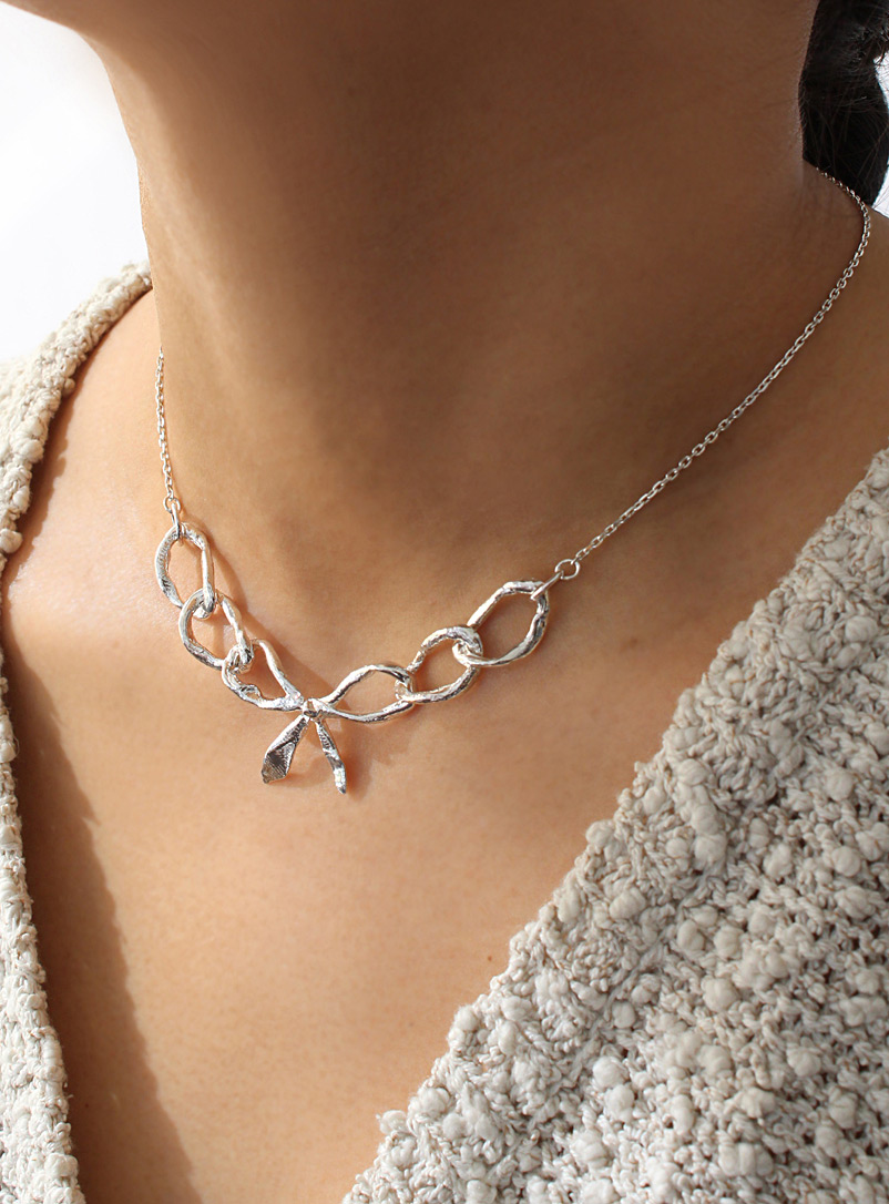 ORA-C: Le collier Bow Realis Argent pour femme