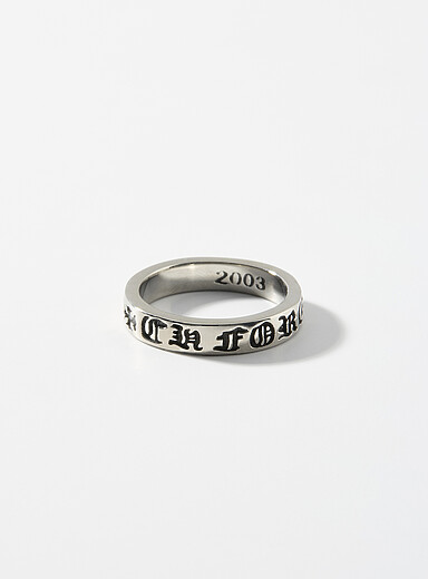 La bague inscription gothique grav&eacute;e