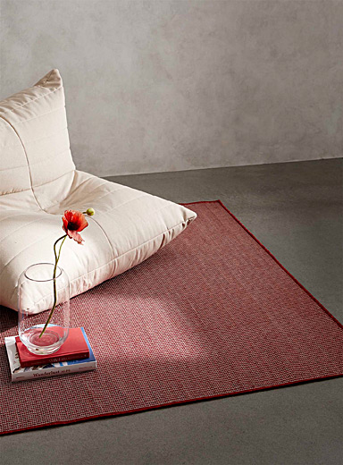 Le tapis int&eacute;rieur et ext&eacute;rieur texture quadrill&eacute;e Voir nos formats offerts