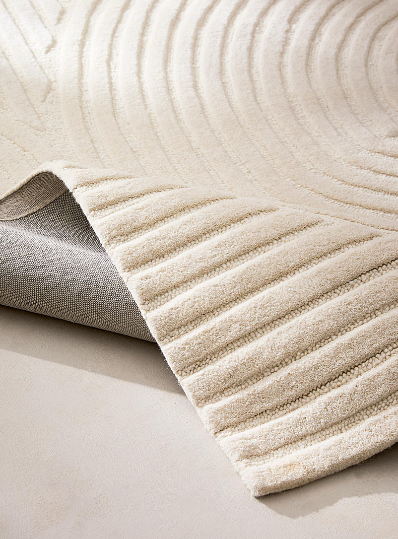 Simons Maison: Le tapis artisanal laine relief sinueux Voir nos formats offerts Blanc cass&eacute;