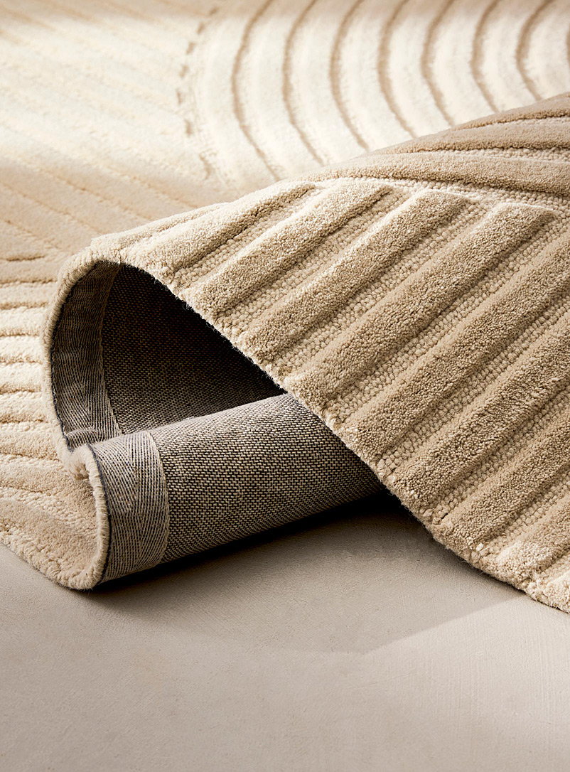 Simons Maison: Le tapis artisanal laine relief sinueux Voir nos formats offerts Blanc cass&eacute;