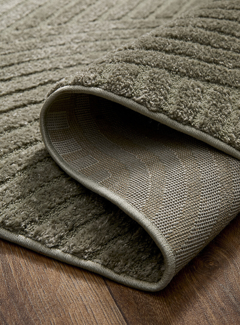 Simons Maison: Le tapis neutre sillons g&eacute;om&eacute;triques Voir nos formats offerts Taupe