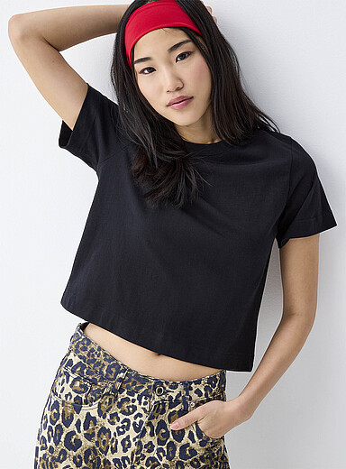 Twik: Le t-shirt carr&eacute; et court Noir pour femme
