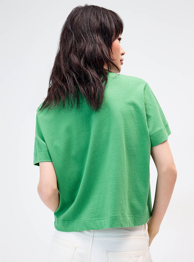 Twik: Le t-shirt carr&eacute; et court Noir pour femme