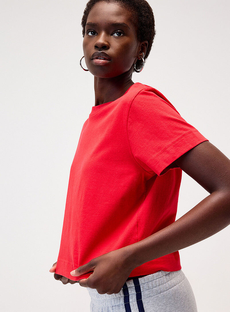 Twik: Le t-shirt carr&eacute; et court Noir pour femme