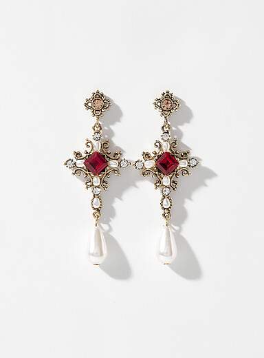 Les boucles d'oreilles croix baroques