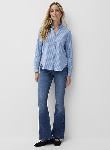 Le jean extensible indigo moyen Ali <b>Coupe : jambe &eacute;vas&eacute;e, taille r&eacute;guli&egrave;re</b>