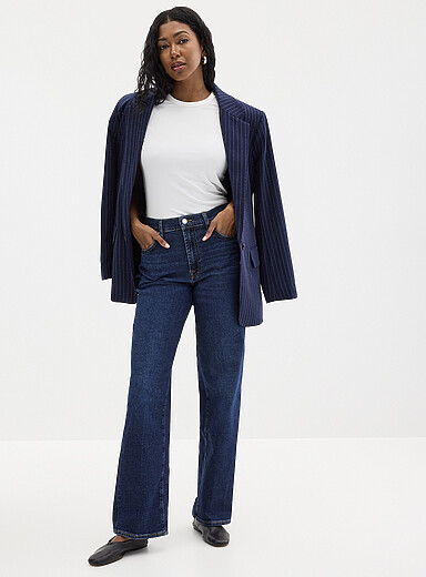 Le jean extensible bleu fonc&eacute; <b>Coupe : jambe droite, taille haute</b>