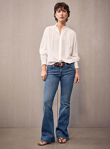Le jean indigo moyen d&eacute;lav&eacute; Dojo <b>Coupe : jambe &eacute;vas&eacute;e, taille r&eacute;guli&egrave;re</b>