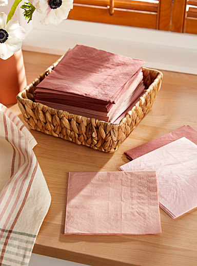 Grandes serviettes en papier rose pastel vieux rose table buffet