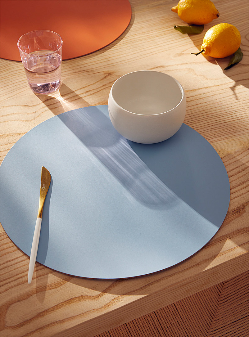 Vacavaliente Baby Blue Round recycled leather placemat