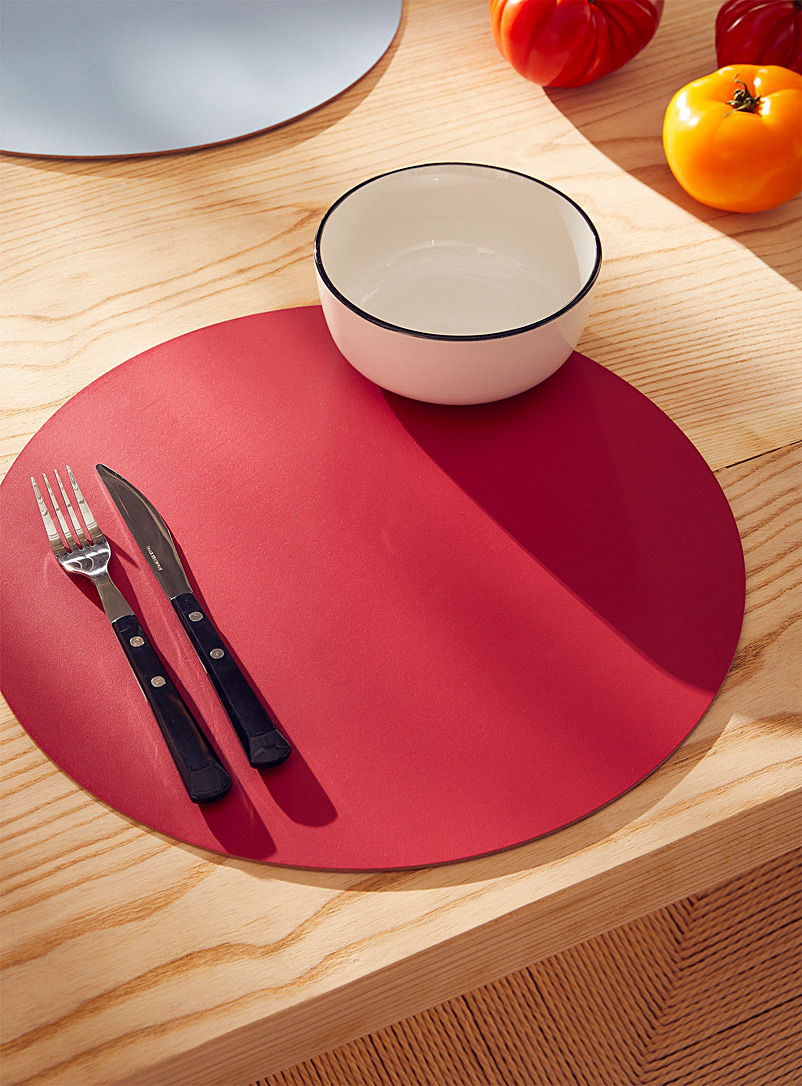 Vacavaliente Fuchsia Round recycled leather placemat