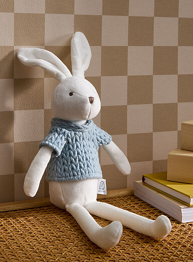 La peluche lapin et son chandail