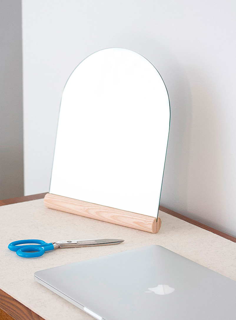 KROFT: Le miroir minimaliste accent de bois Assorti