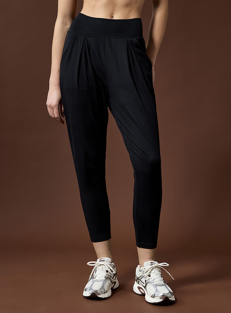 I.FIV5 Black Ultra-soft puffed tapered-leg pant for women