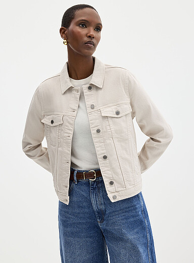 La veste en jean extensible color&eacute;e