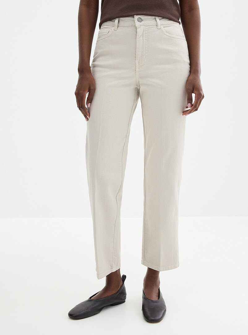 Contemporaine: Le pantalon extensible denim l&eacute;ger <b>Coupe : jambe droite, taille r&eacute;guli&egrave;re</b> Sable pour femme