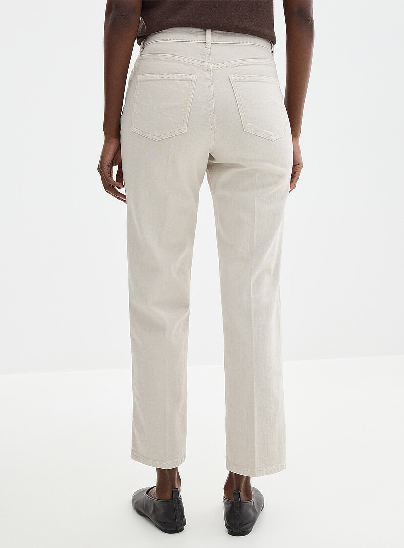 Contemporaine: Le pantalon extensible denim l&eacute;ger <b>Coupe : jambe droite, taille r&eacute;guli&egrave;re</b> Sable pour femme
