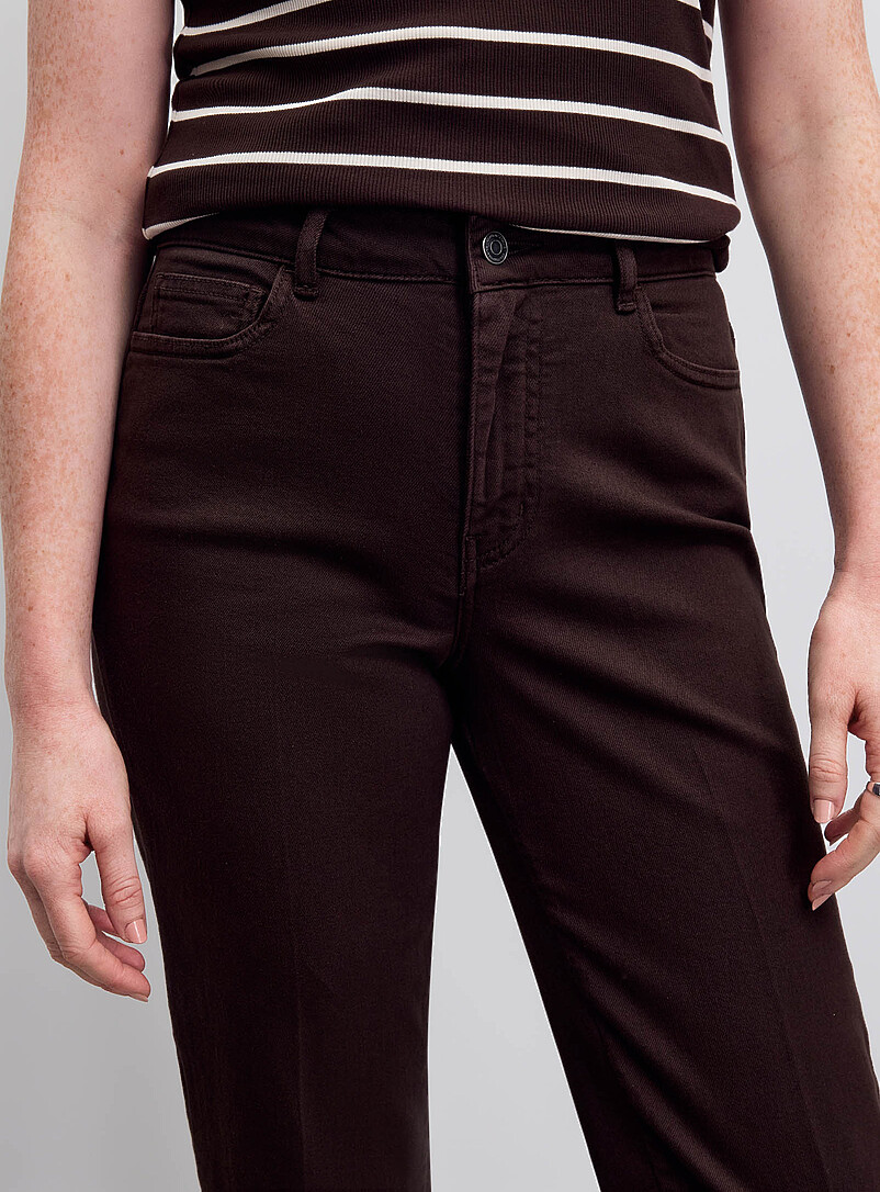 Contemporaine: Le pantalon extensible denim l&eacute;ger <b>Coupe : jambe droite, taille r&eacute;guli&egrave;re</b> Sable pour femme