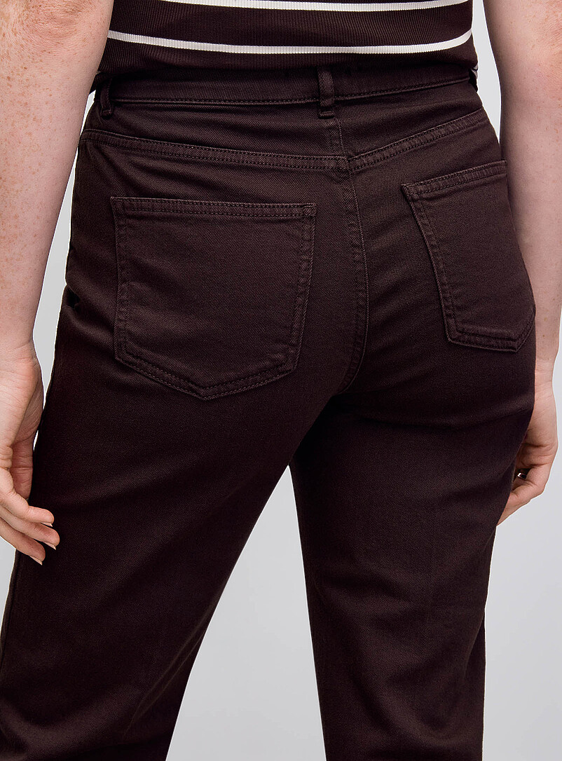 Contemporaine: Le pantalon extensible denim l&eacute;ger <b>Coupe : jambe droite, taille r&eacute;guli&egrave;re</b> Sable pour femme