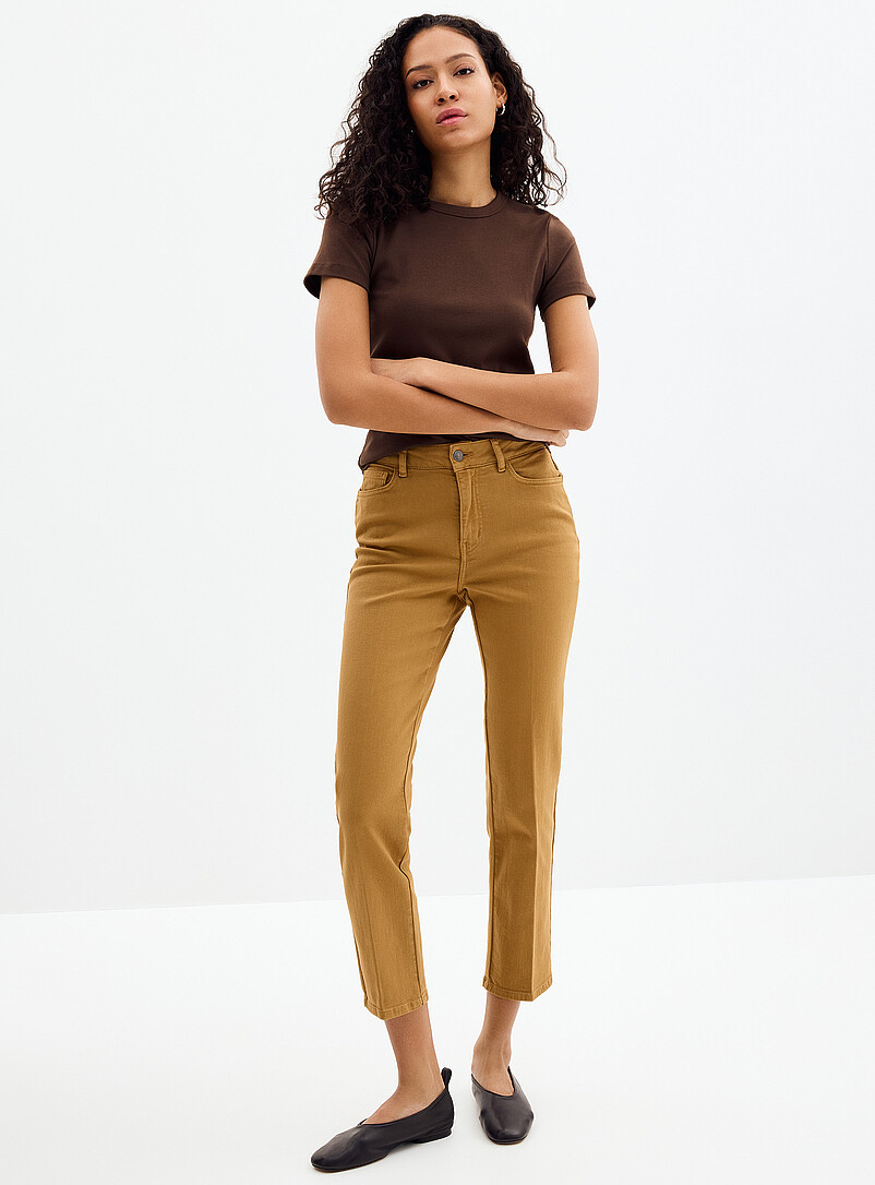 Contemporaine: Le pantalon extensible denim l&eacute;ger <b>Coupe : jambe droite, taille r&eacute;guli&egrave;re</b> Sable pour femme
