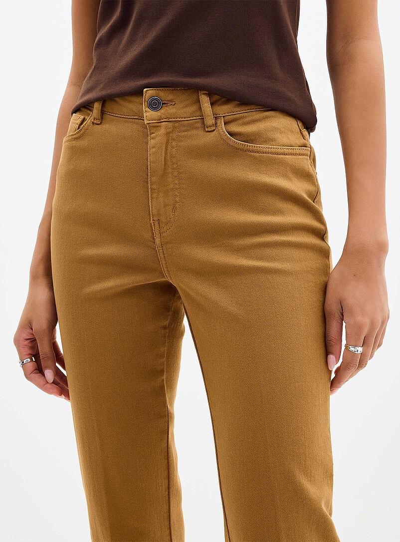 Contemporaine: Le pantalon extensible denim l&eacute;ger <b>Coupe : jambe droite, taille r&eacute;guli&egrave;re</b> Sable pour femme
