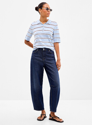 Le jean extensible indigo p&acirc;le <b>Coupe : jambe ballon, taille haute</b>