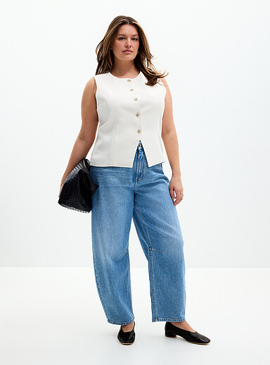 Le jean extensible indigo p&acirc;le <b>Coupe : jambe ballon, taille haute</b>