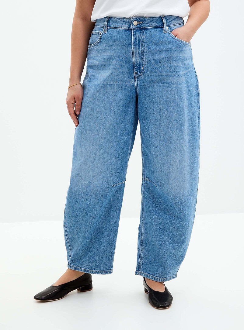 Contemporaine: Le jean extensible indigo p&acirc;le <b>Coupe : jambe ballon, taille haute</b> Bleu p&acirc;le - Bleu ciel pour femme