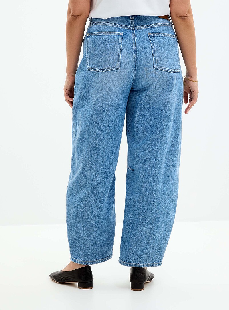 Contemporaine: Le jean extensible indigo p&acirc;le <b>Coupe : jambe ballon, taille haute</b> Bleu p&acirc;le - Bleu ciel pour femme