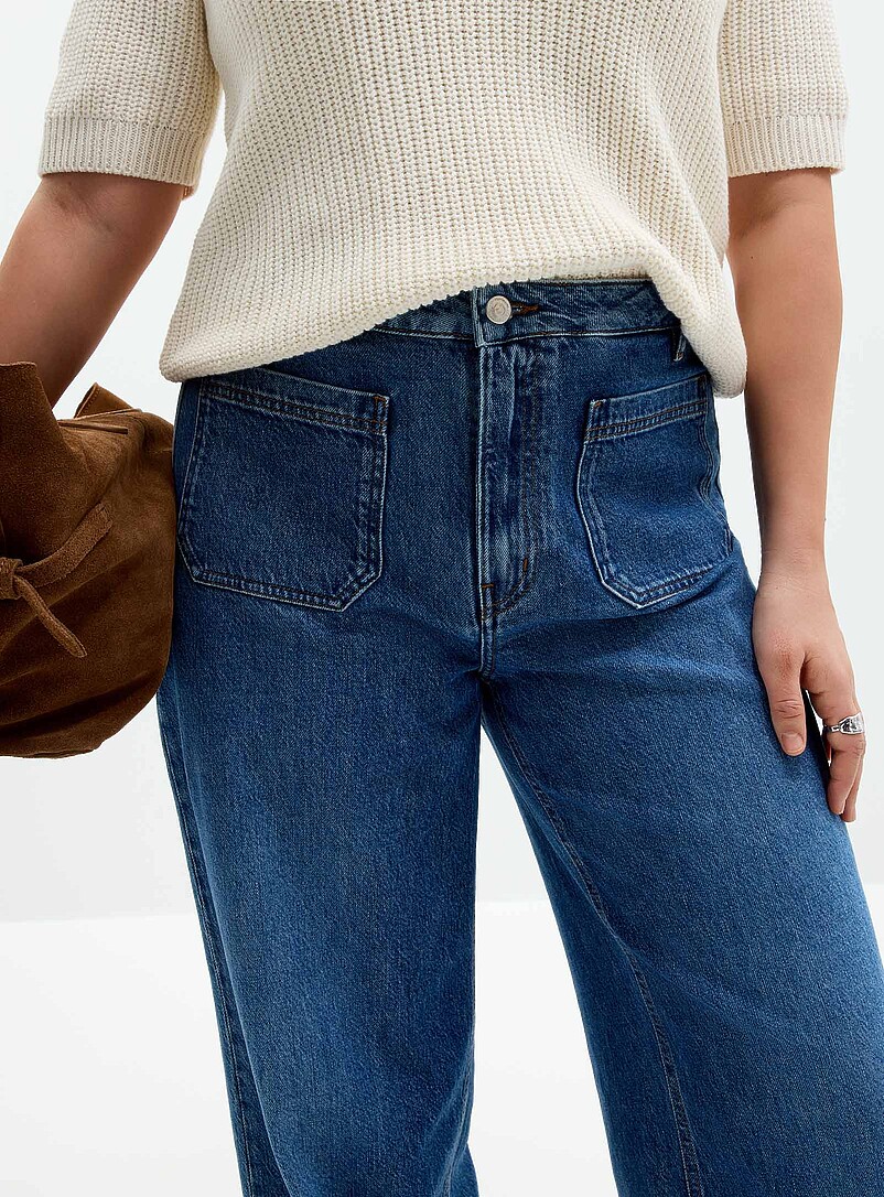 Contemporaine: Le jean extensible indigo moyen poches plaqu&eacute;es <b>Coupe : jambe large, taille haute</b> Bleu pour femme
