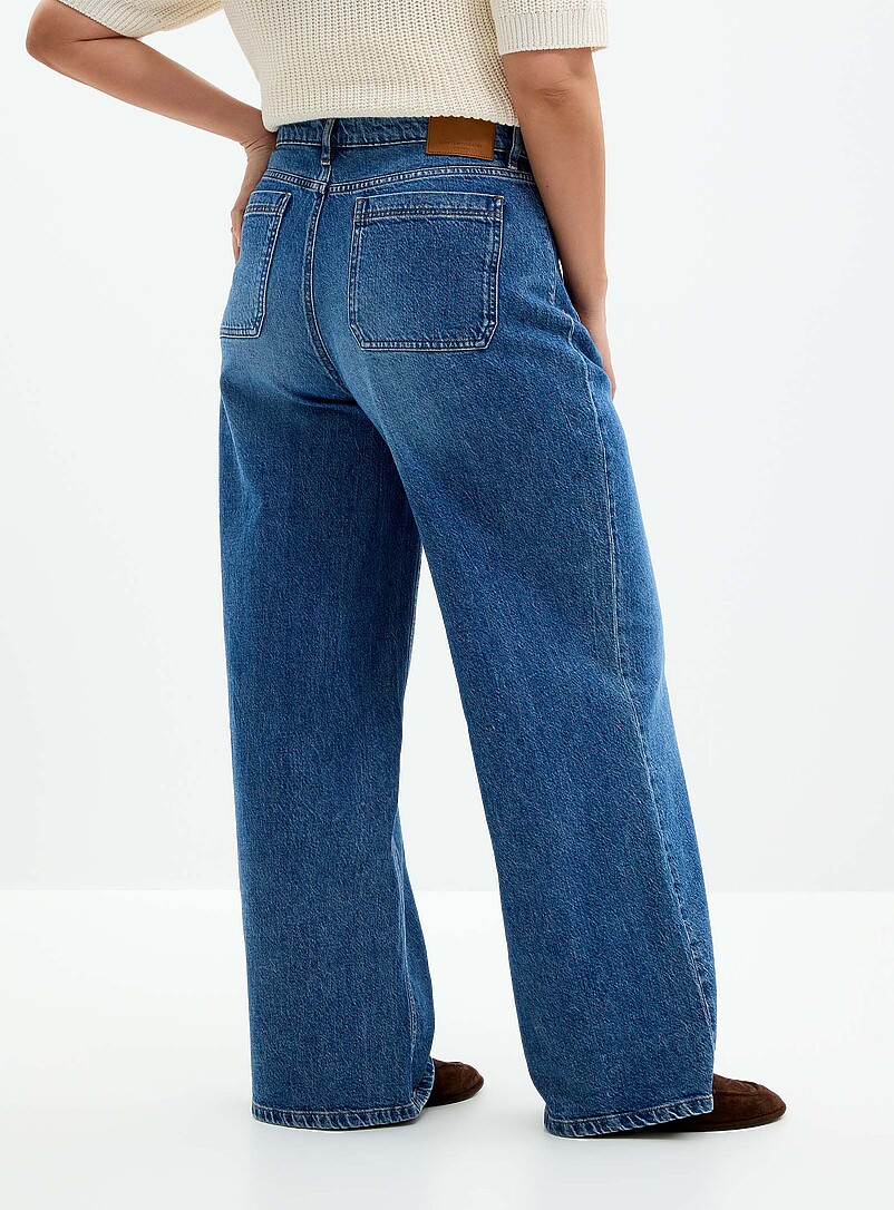 Contemporaine: Le jean extensible indigo moyen poches plaqu&eacute;es <b>Coupe : jambe large, taille haute</b> Bleu pour femme