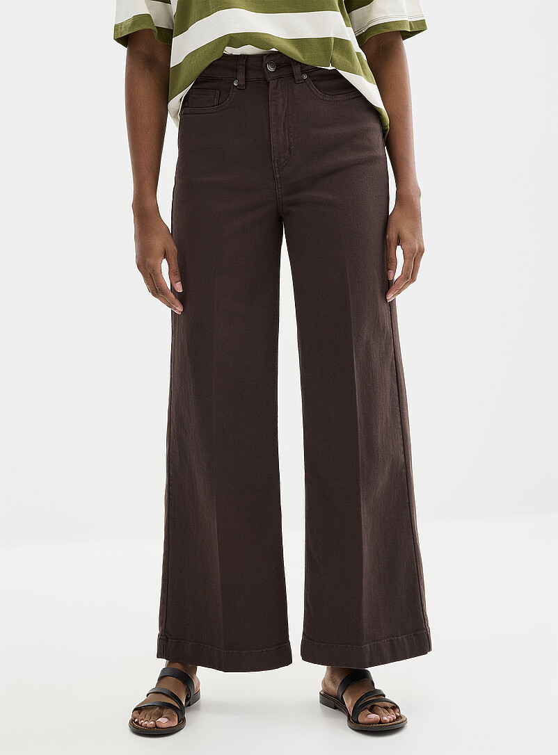 Contemporaine: Le jean extensible color&eacute; uni <b>Coupe : jambe large, taille haute</b> Chocolat - Espresso pour femme