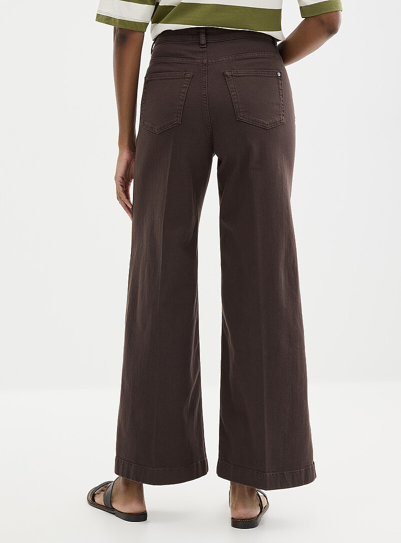 Contemporaine: Le jean extensible color&eacute; uni <b>Coupe : jambe large, taille haute</b> Chocolat - Espresso pour femme