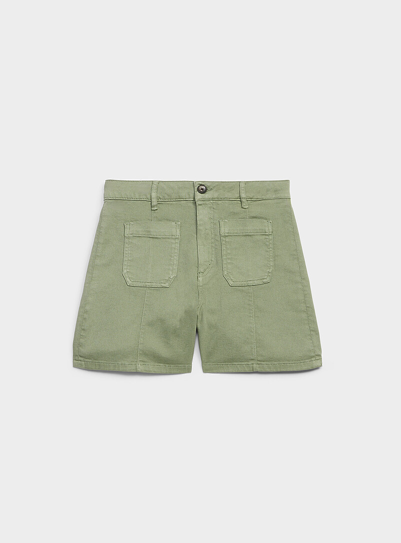 Contemporaine: Le short denim color&eacute; poches plaqu&eacute;es <b>Coupe : jambe &eacute;vas&eacute;e, taille haute</b> Sable pour femme
