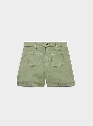 Patch pockets coloured denim short <b>Fit: Flared leg, high rise</b>